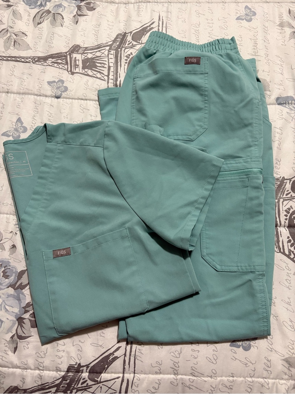Figs Women’s V-Neck Scrub Top in mint Green